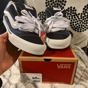 I am selling these Knu Skool Vans they are a Size 8 Men, only worn twice